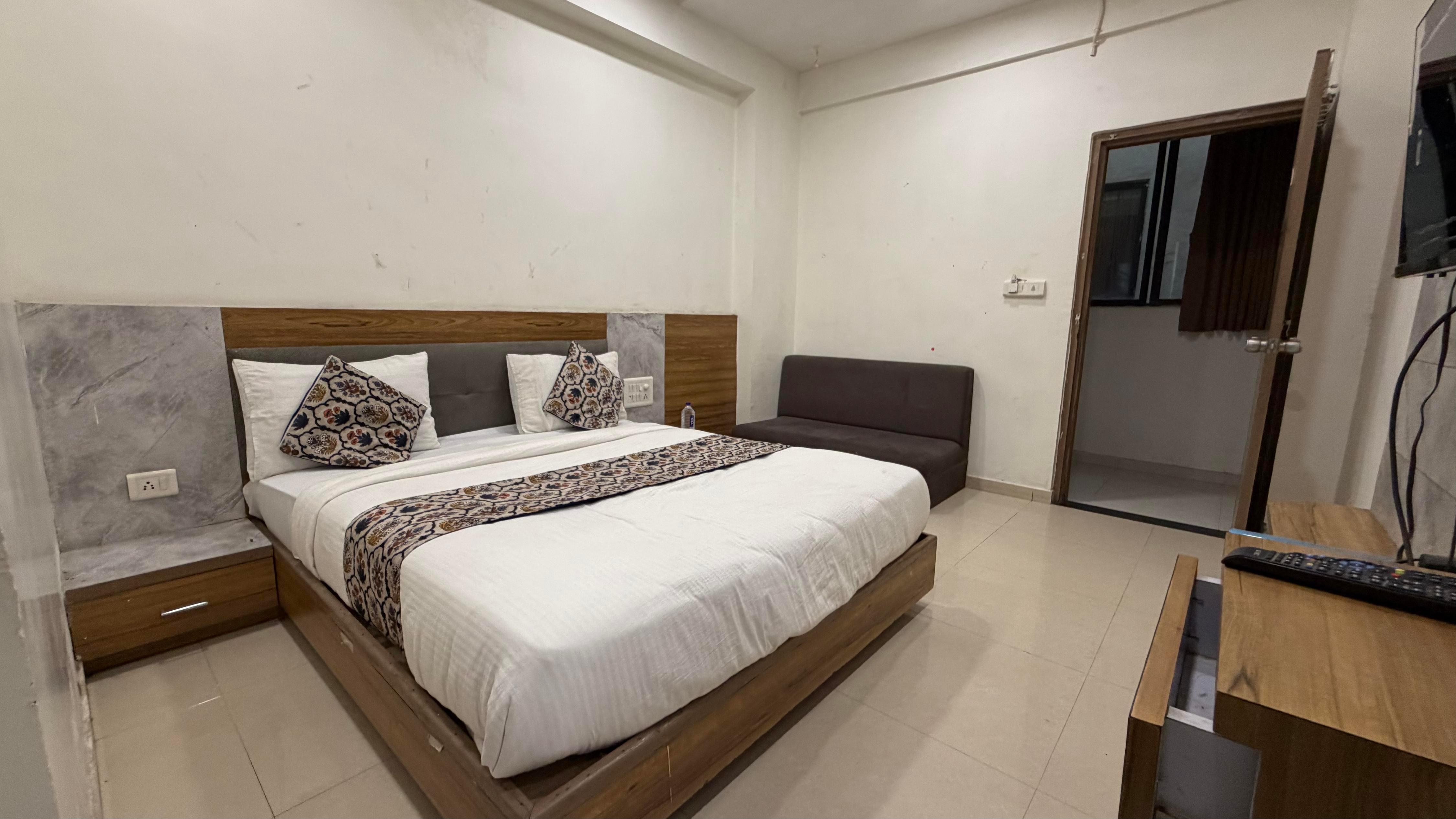 HOTEL BHAVYA, AHMEDABAD Room Type - Deluxe Room