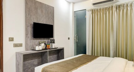Hotel Bliss Near Maharaja Agrasen Hospital Room Type - Executive Deluxe Room with Smart Tv & Wi-Fi Hotel Bliss Near Maharaja Agrasen Hospital Room Type - Executive Deluxe Room with Smart Tv & Wi-Fi