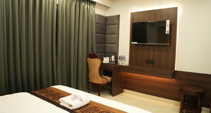 Hotel Shri Vinayak Room Type - Premium Room