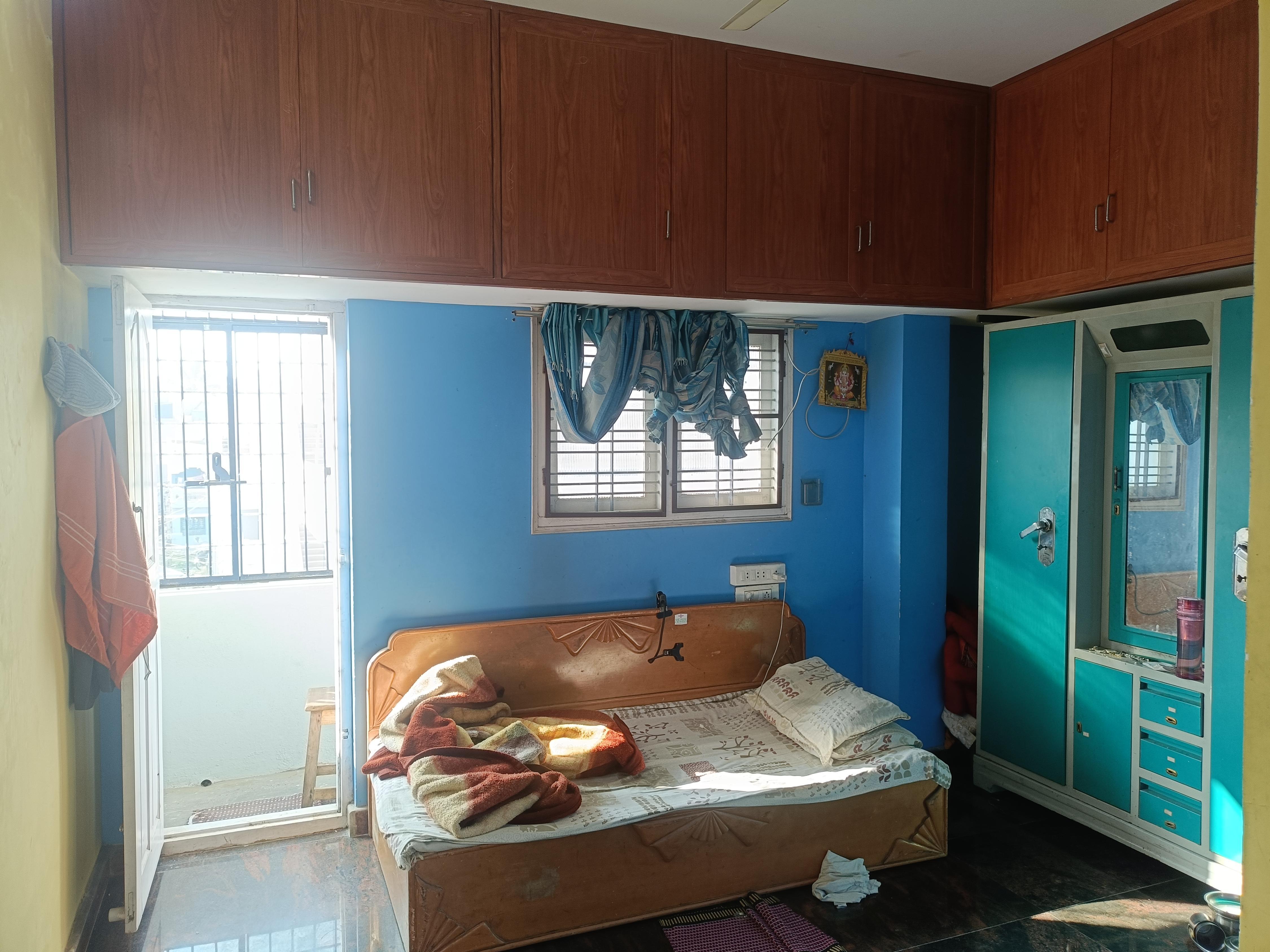 Single room - Tap to explore photos