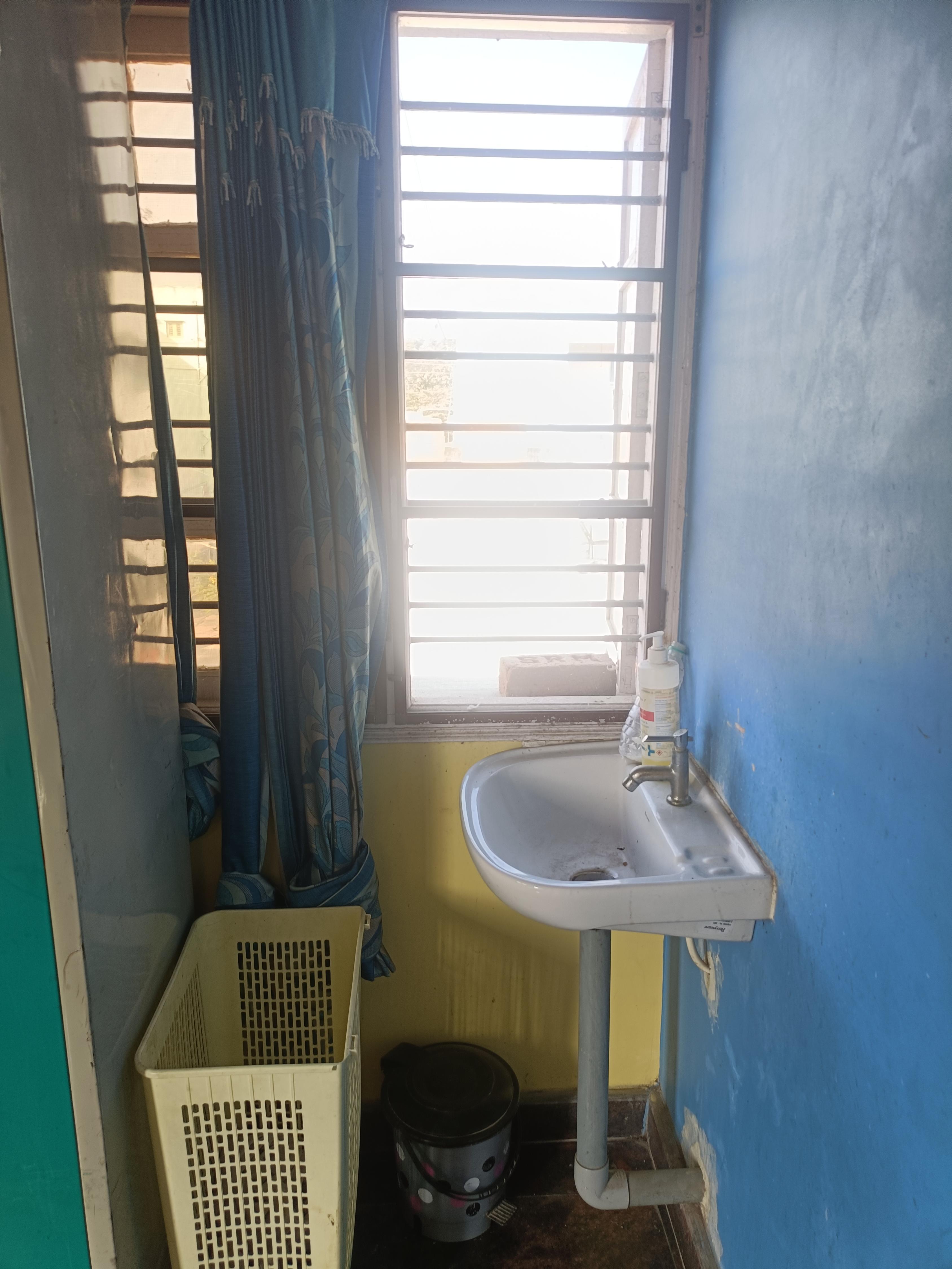 Single room - Tap to explore photos