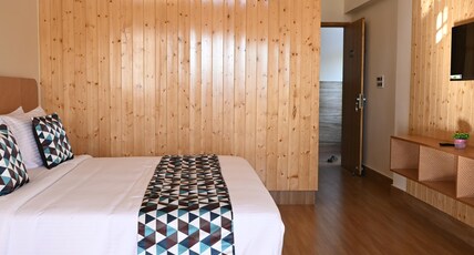 Lansdowne 12 Gaur Home Stay Room Type - Premium Room - Valley View Balcony