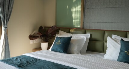 Rasha Suites Room Type - Deluxe King Room with Ac and Balcony