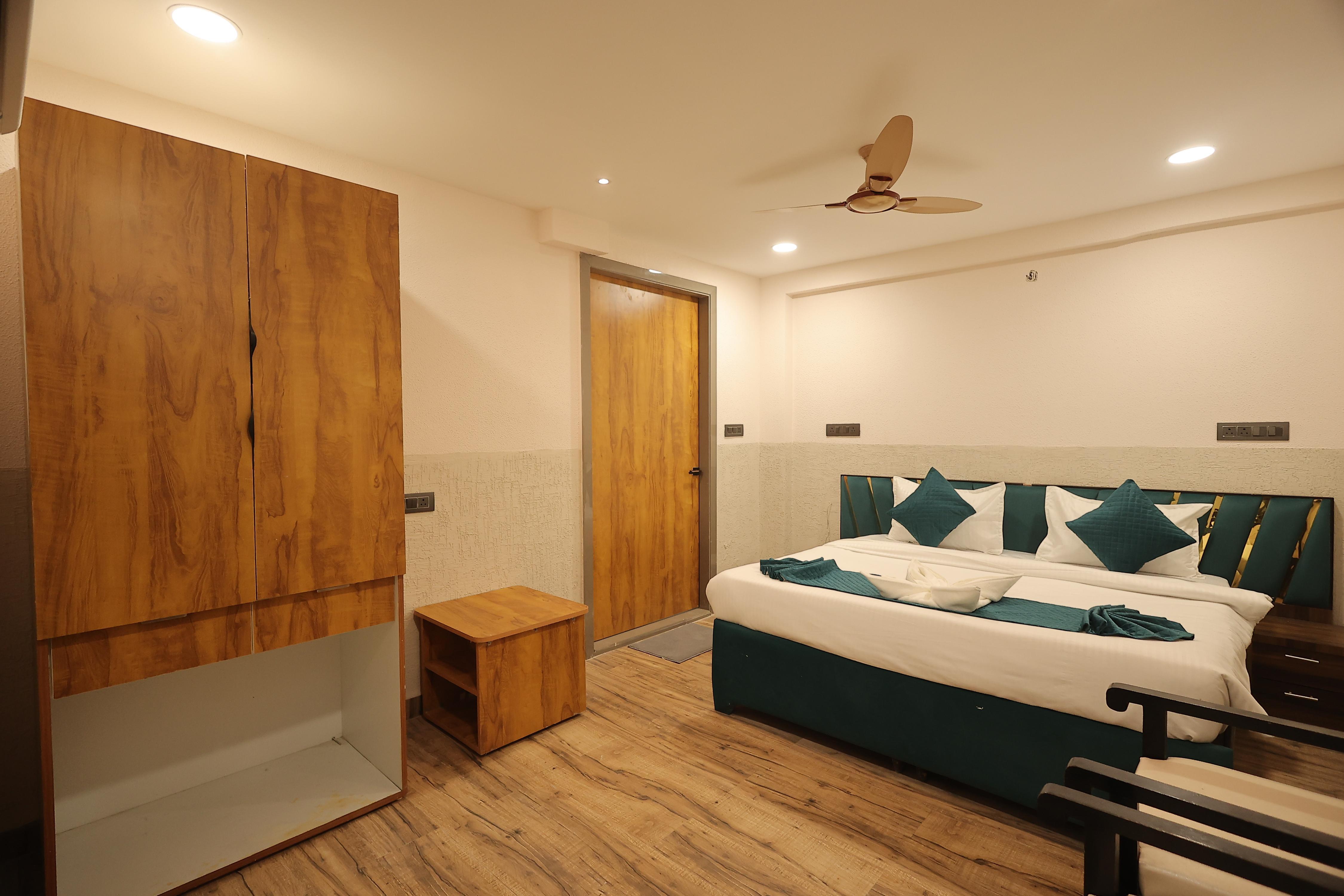 Hotel Glow Room Type - Deluxe Room