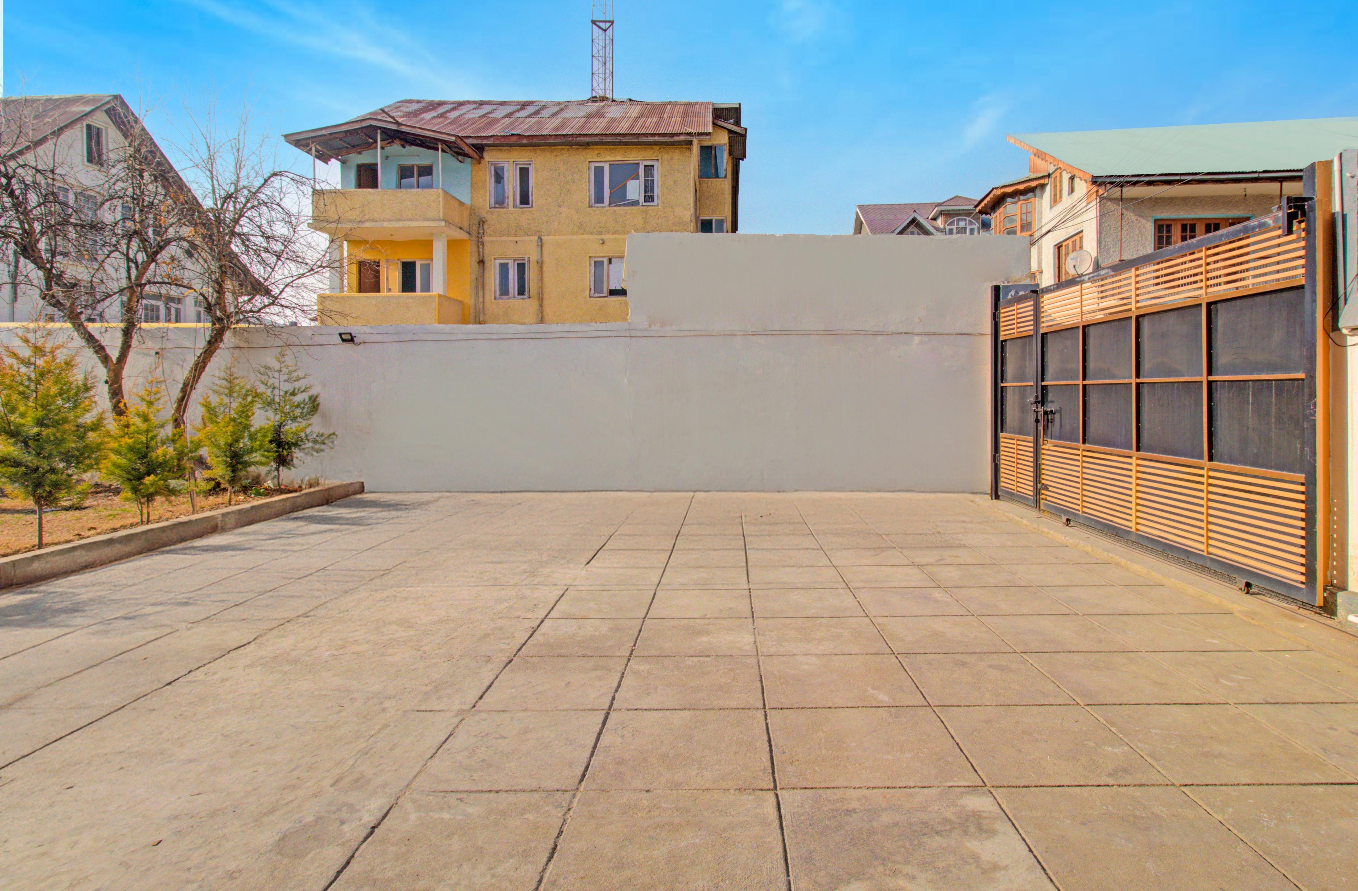 Collection O Kursoo Rajbagh Formerly Mid Valley Residency - Tap to explore photos