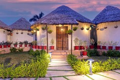 Alaya Stays Forest Mud House with Pool and Garden