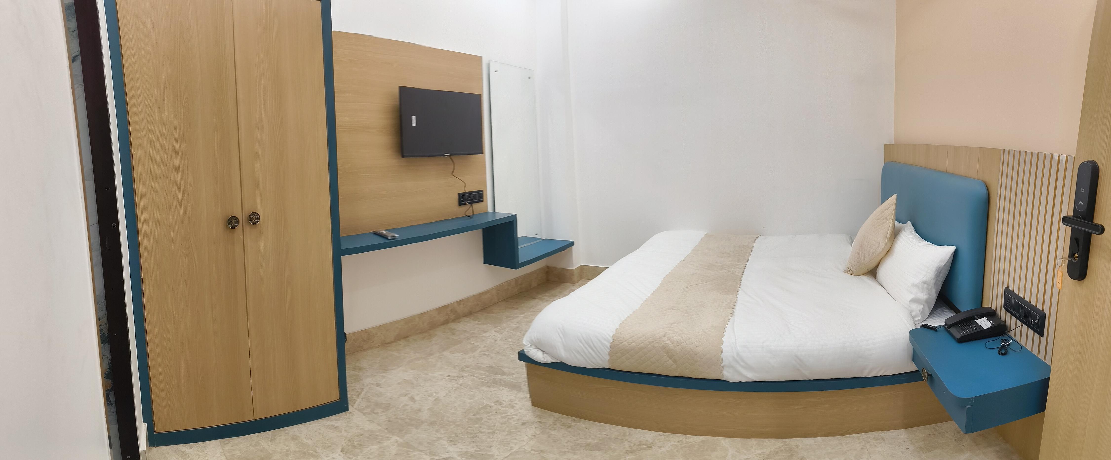 HOTEL ROSEATE BANARAS  Room Type - Deluxe Room