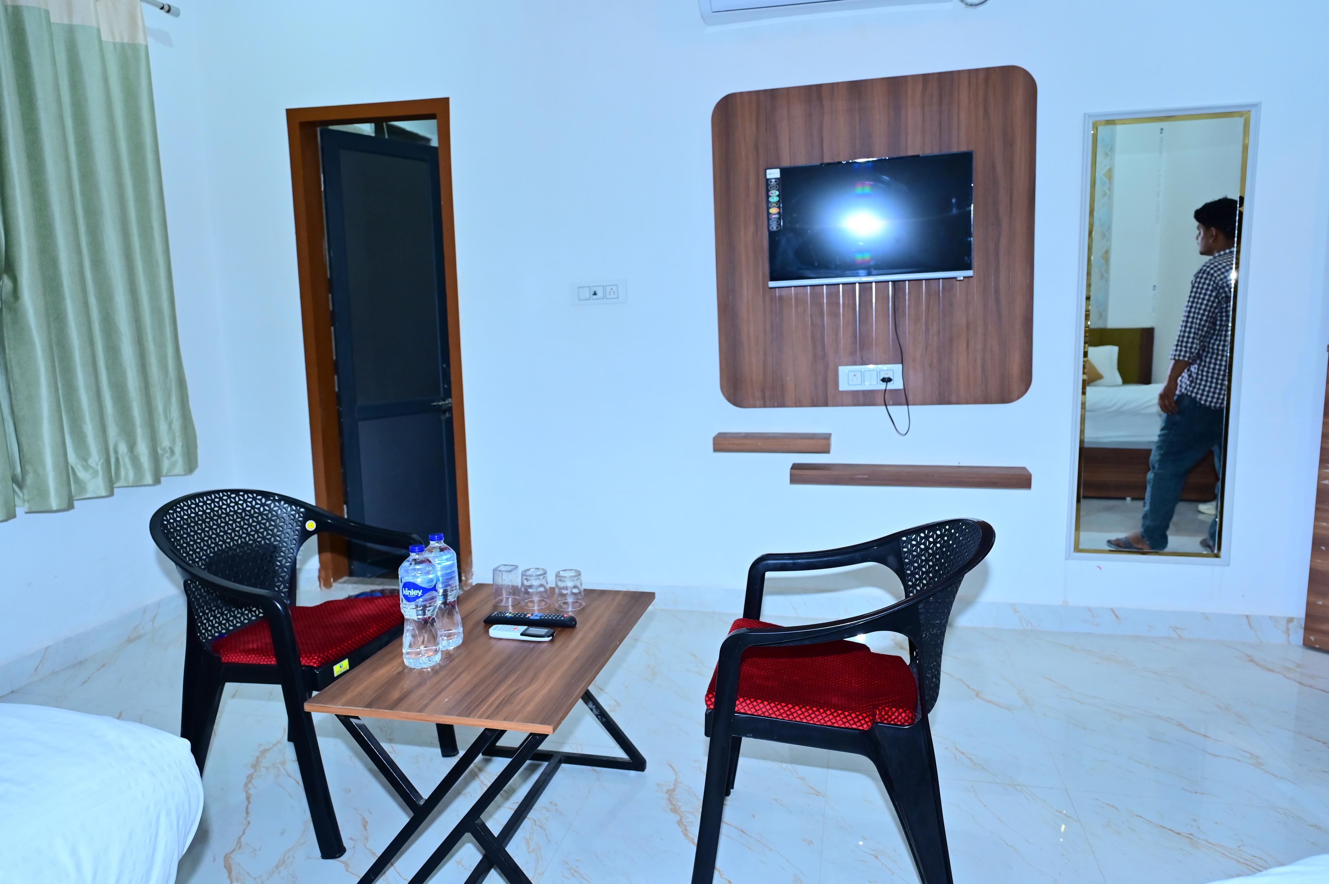 Hotel JR Palace (Free Safe Parking & Near Toran Dwar) - Tap to explore photos
