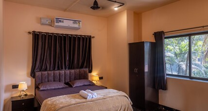 Breezenx Room Type - Deluxe Room with King Bed