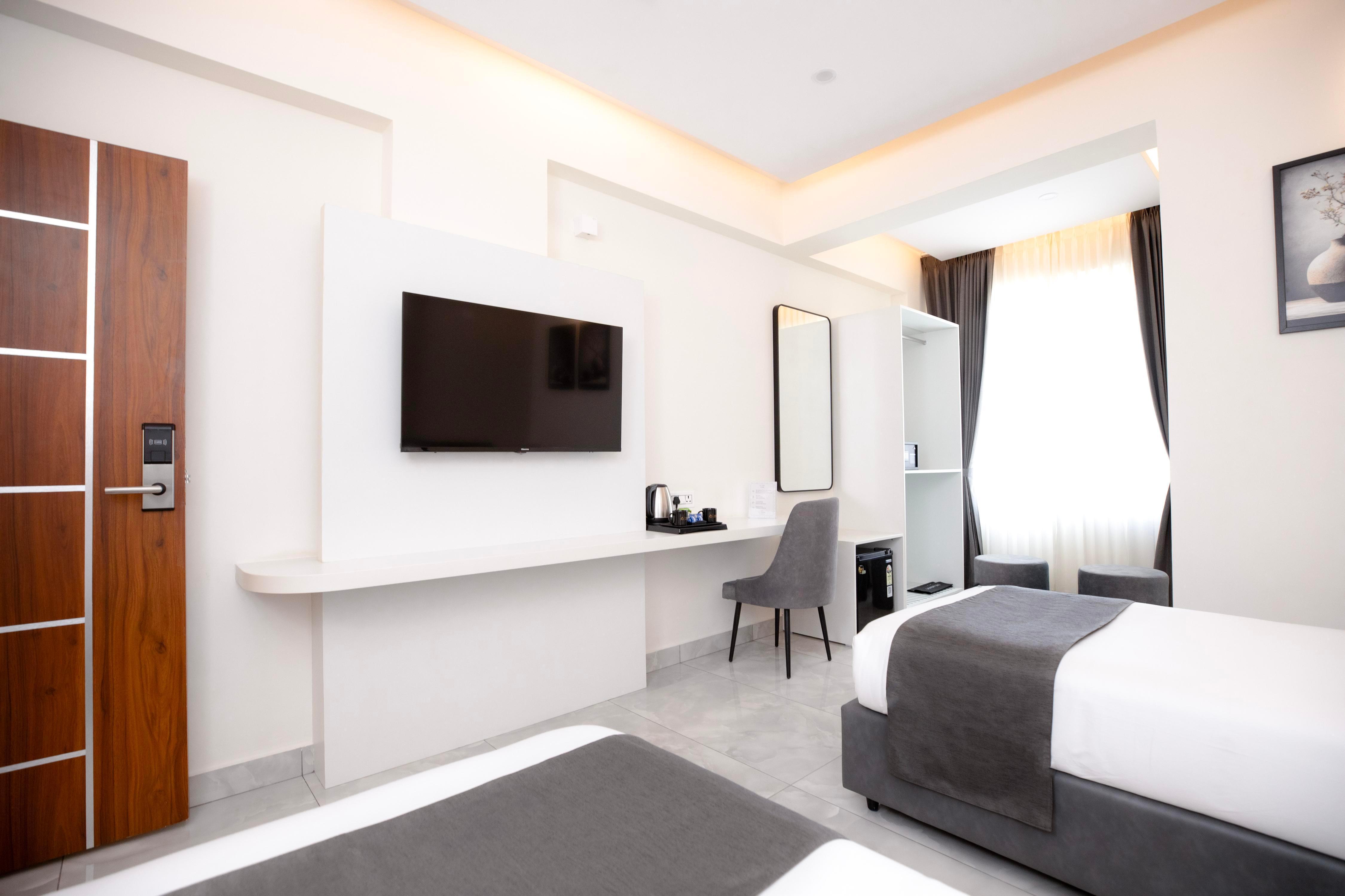 U By Z Hotels, Brookefield - Tap to explore photos