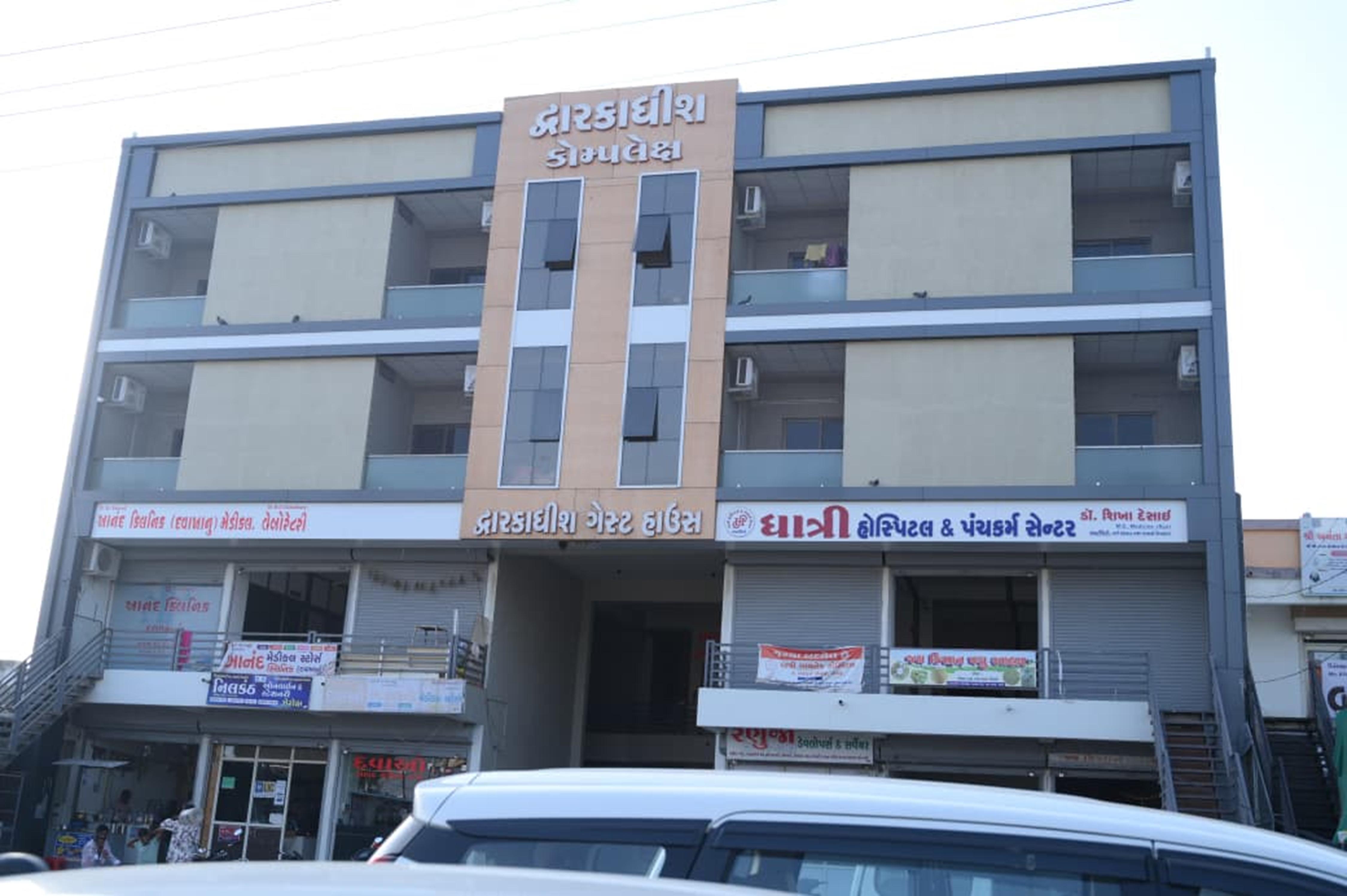 DWARKADHISH GUEST HOUSE Room Type - Premium Triple Room