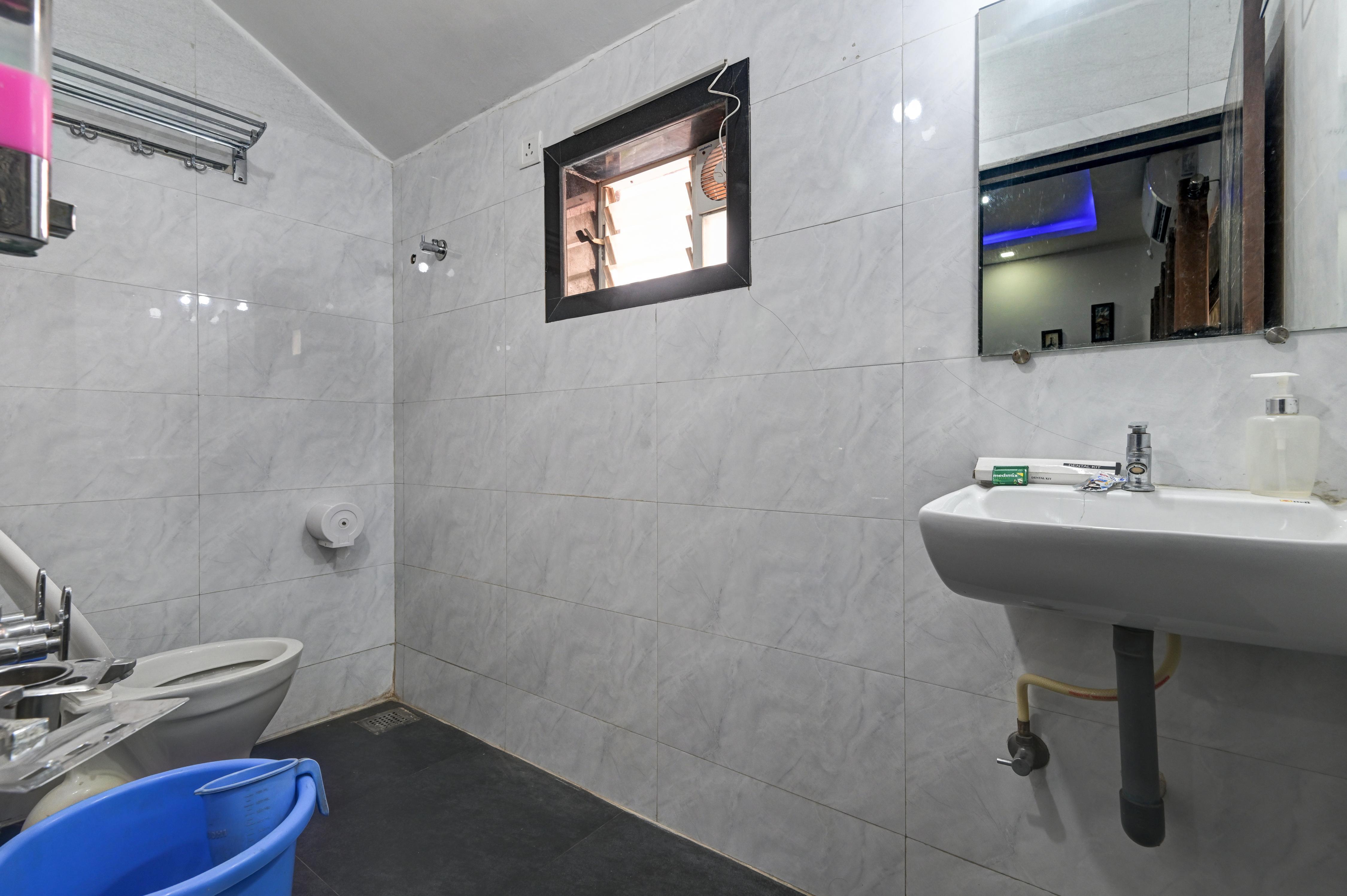 Suketi Stays Room Type - Eshwari Inn Super Deluxe AC Room