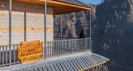 SaffronStays The Tirthan House Balcony View Room Type - SaffronStays The Tirthan House Balcony View