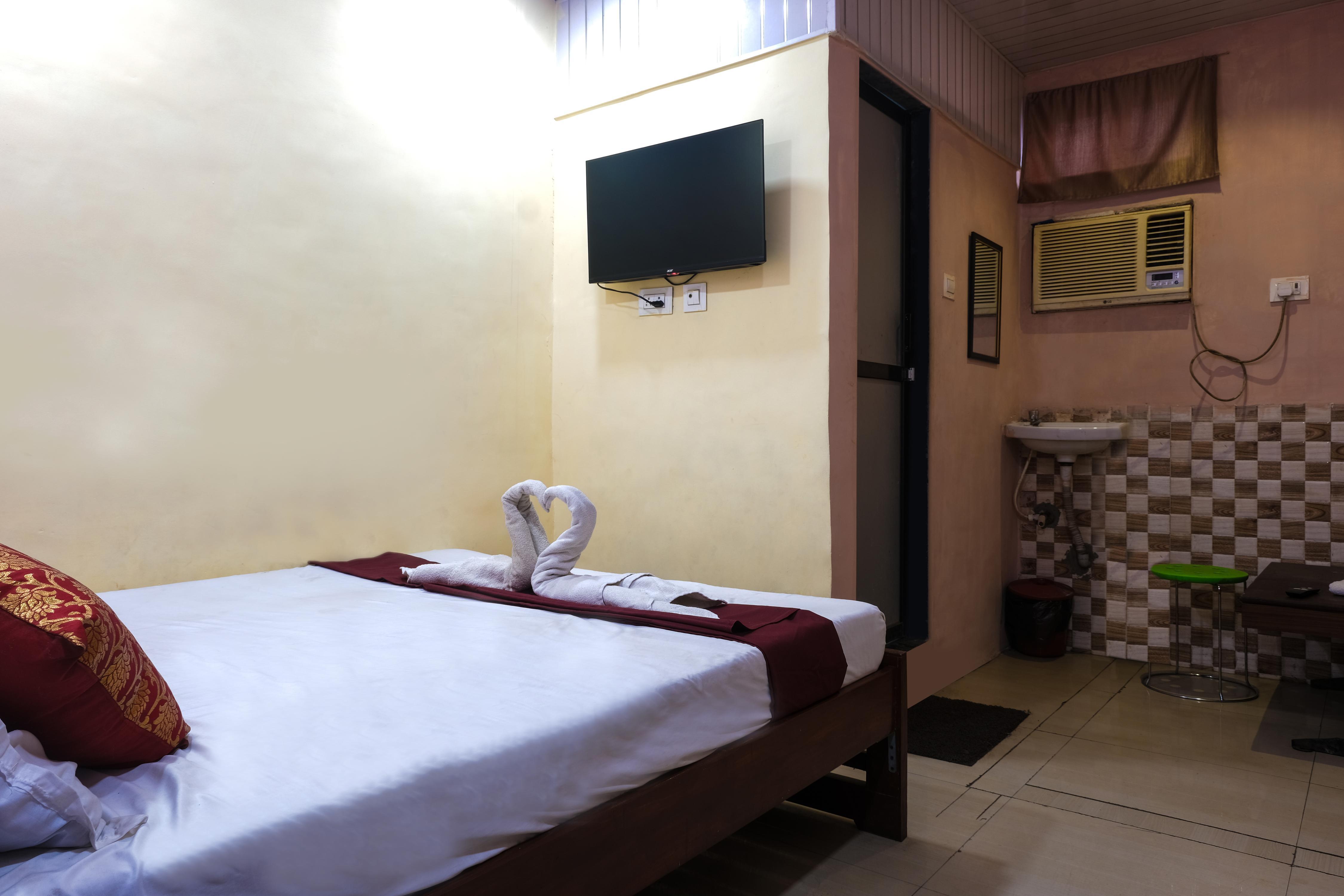 HOTEL AMRAPALI Room Type - Deluxe AC Room