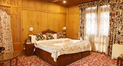 Mumtaz Palace Houseboats Room Type - Deluxe Room with Lake View King Bed