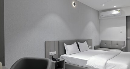 hotel shreedarshan Room Type - HONEYMOON SUITE WITH BATHTUB