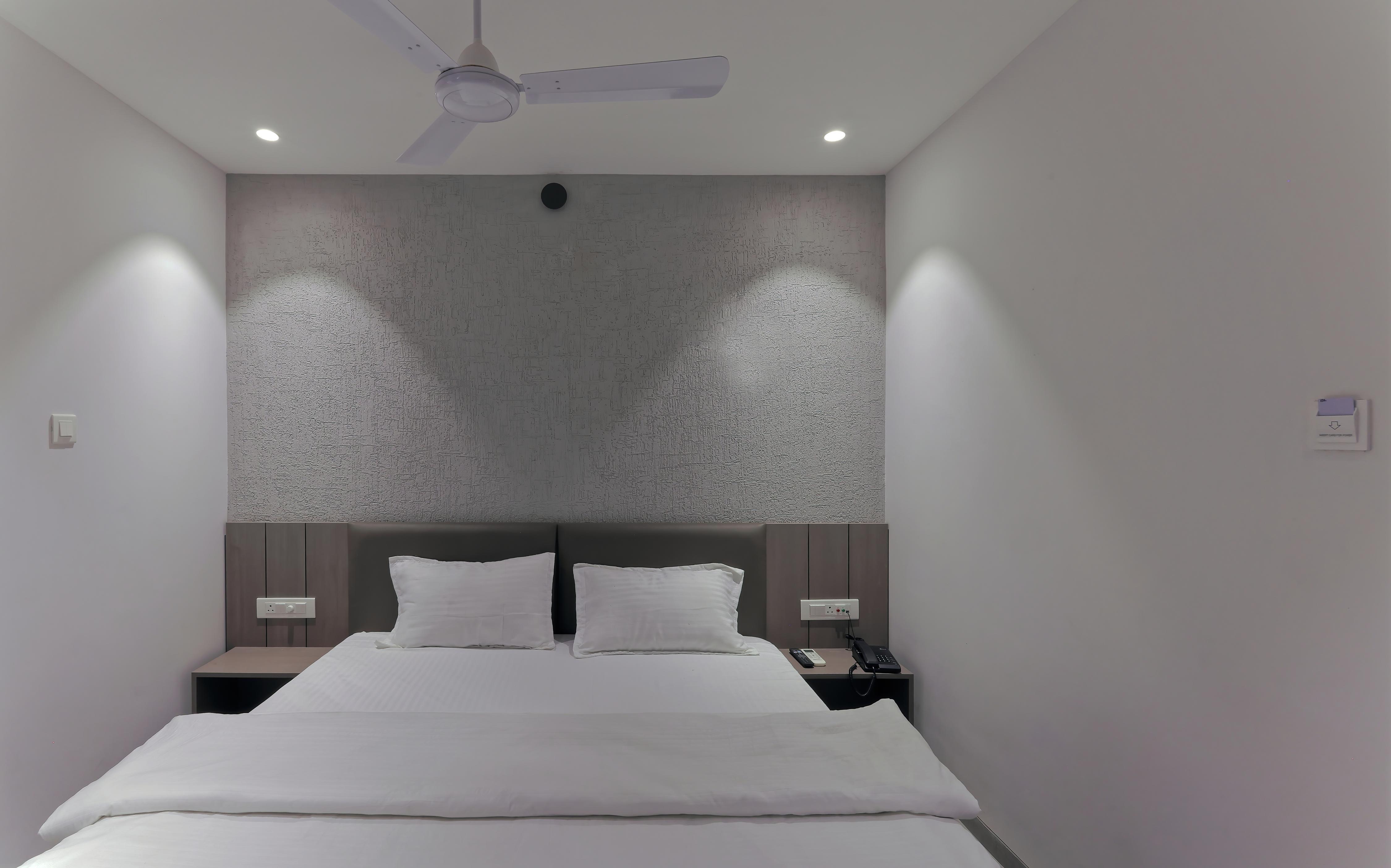 hotel shreedarshan Room Type - DELUXE ROOM