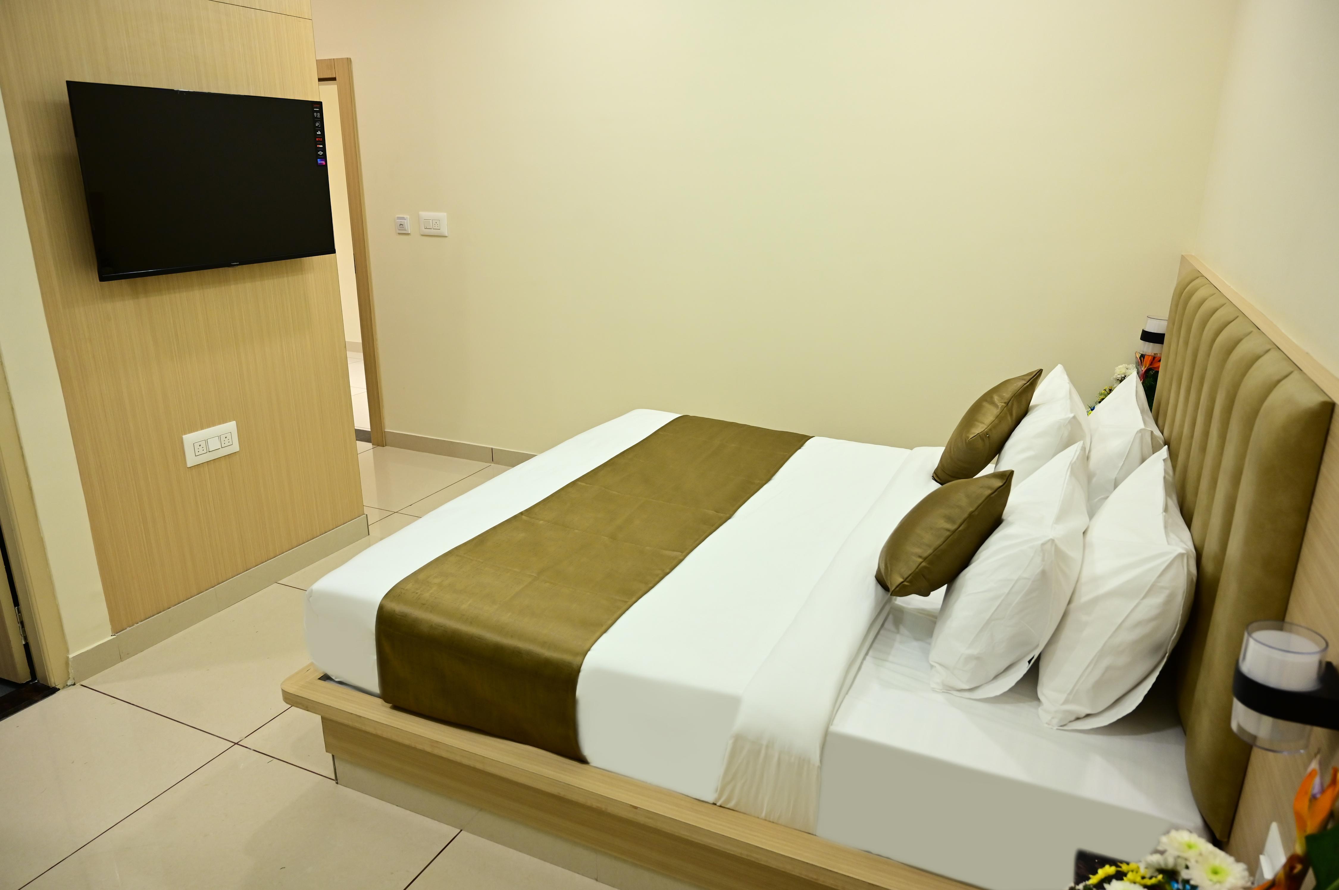 S R GRAND PREMIUM A/C ROOMS