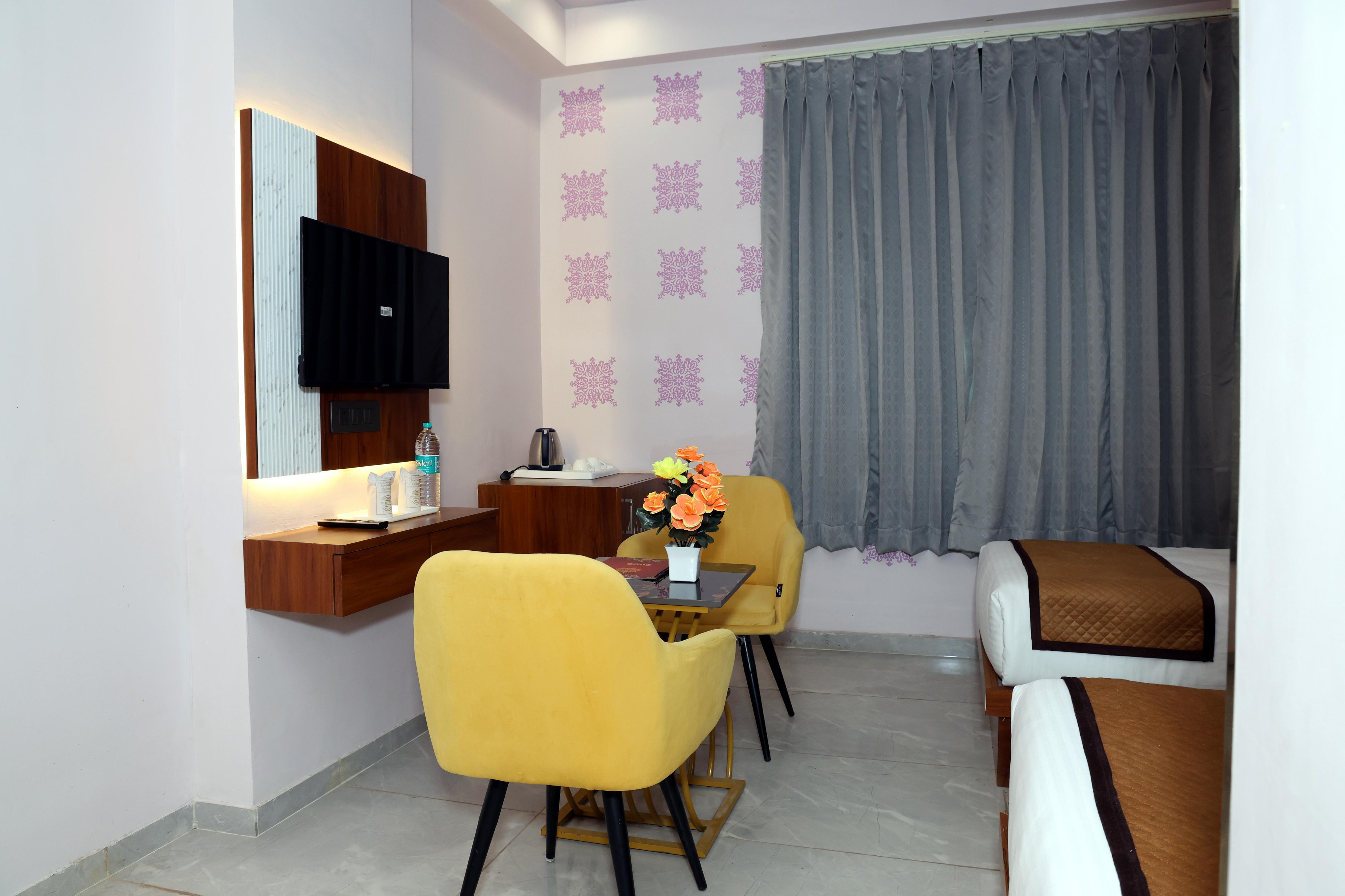 Hotel Mohan Palace - Tap to explore photos