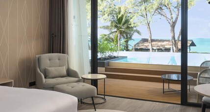 Radisson Blu Resort Phuket, Mai Khao Beach Room Type - Premium Room - Ocean Front with Pool