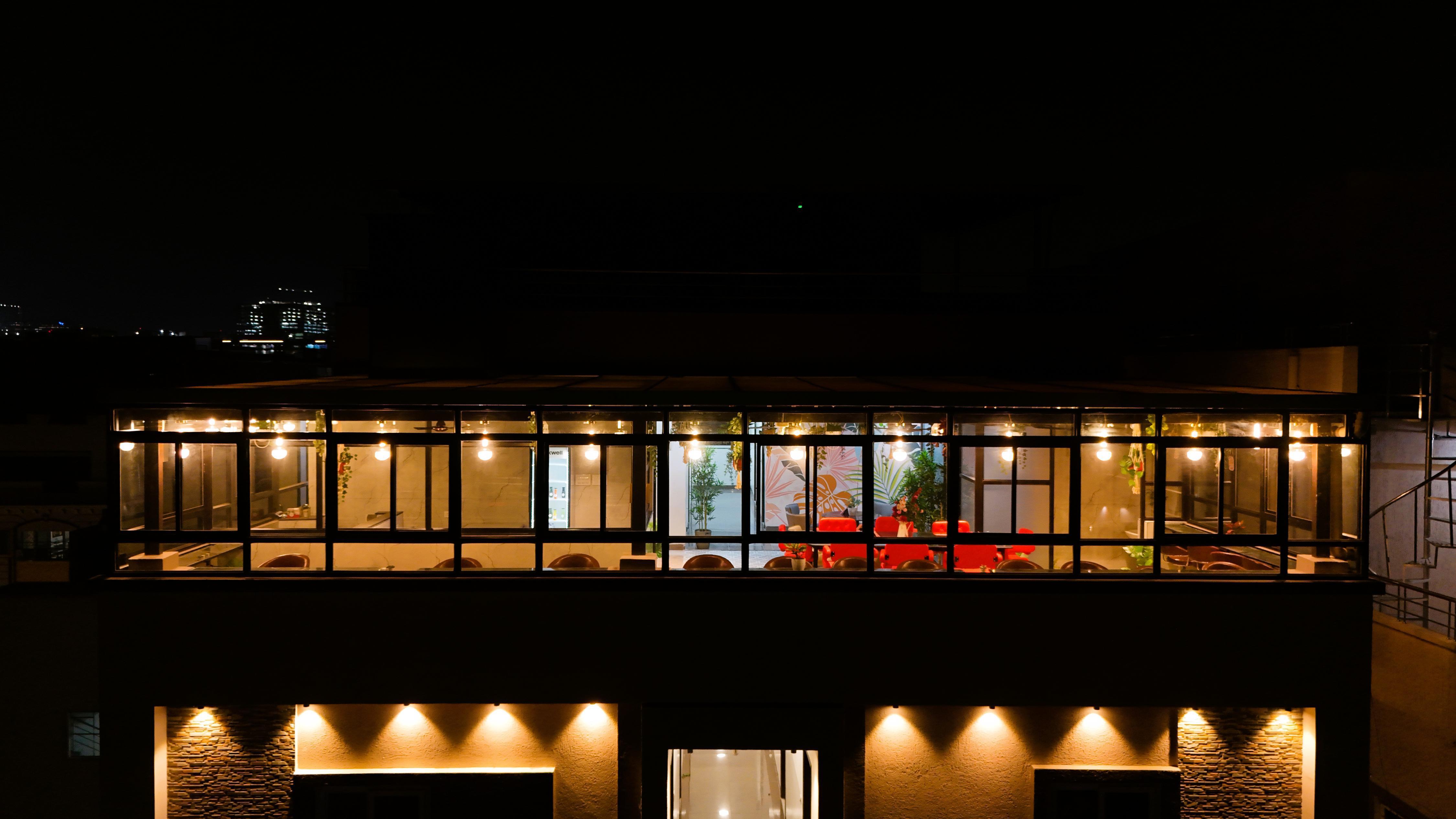 Hotel Flamount Arka Studios - Tap to explore photos