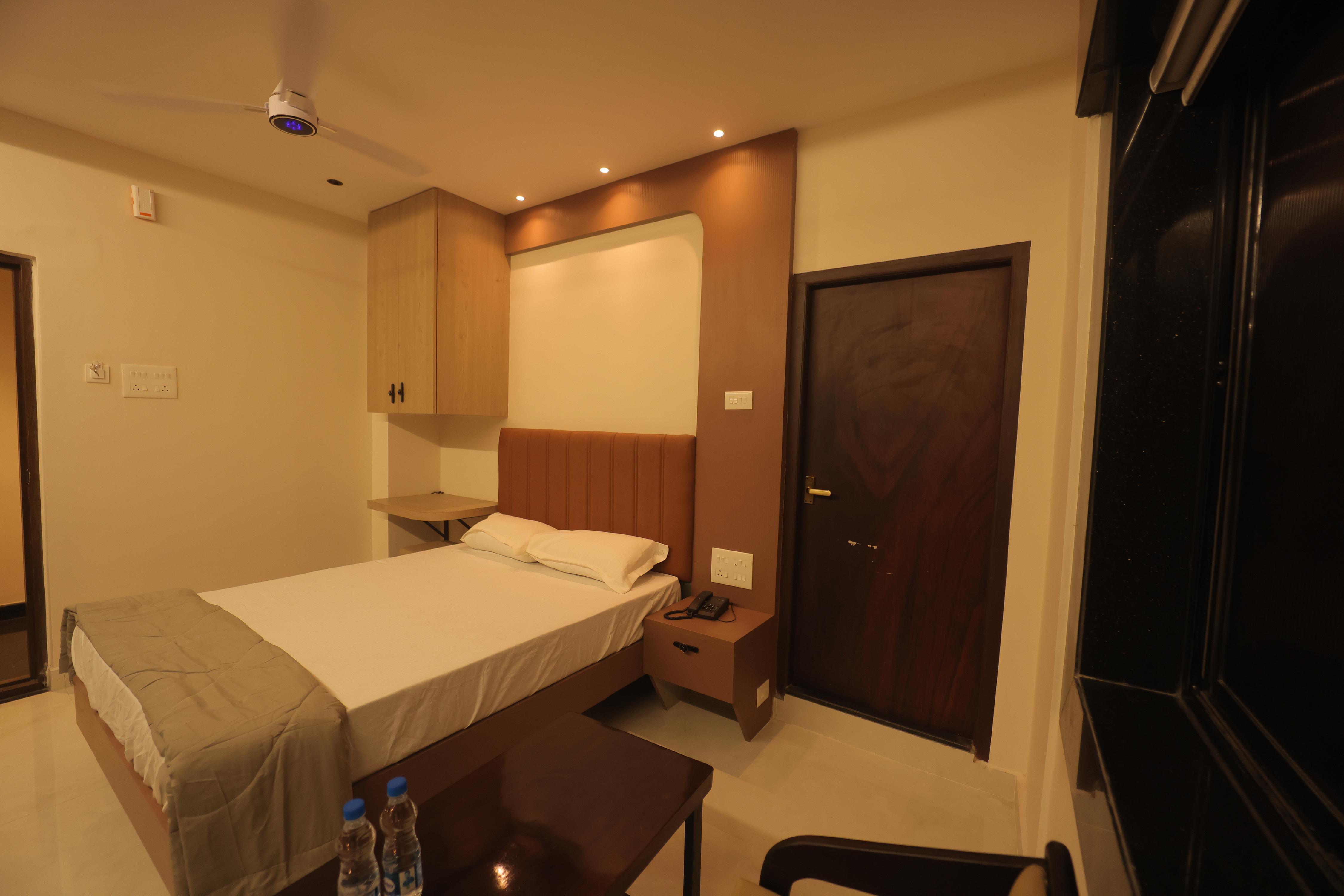 TATVA GRAND Room Type - Deluxe Queen