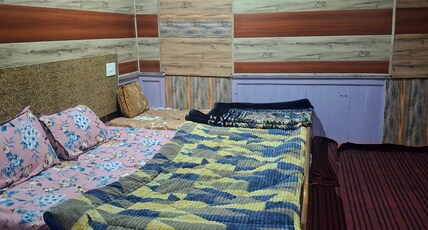 Right View Paying Guest House Room Type - Affordable Large Family Room(3 Beds)