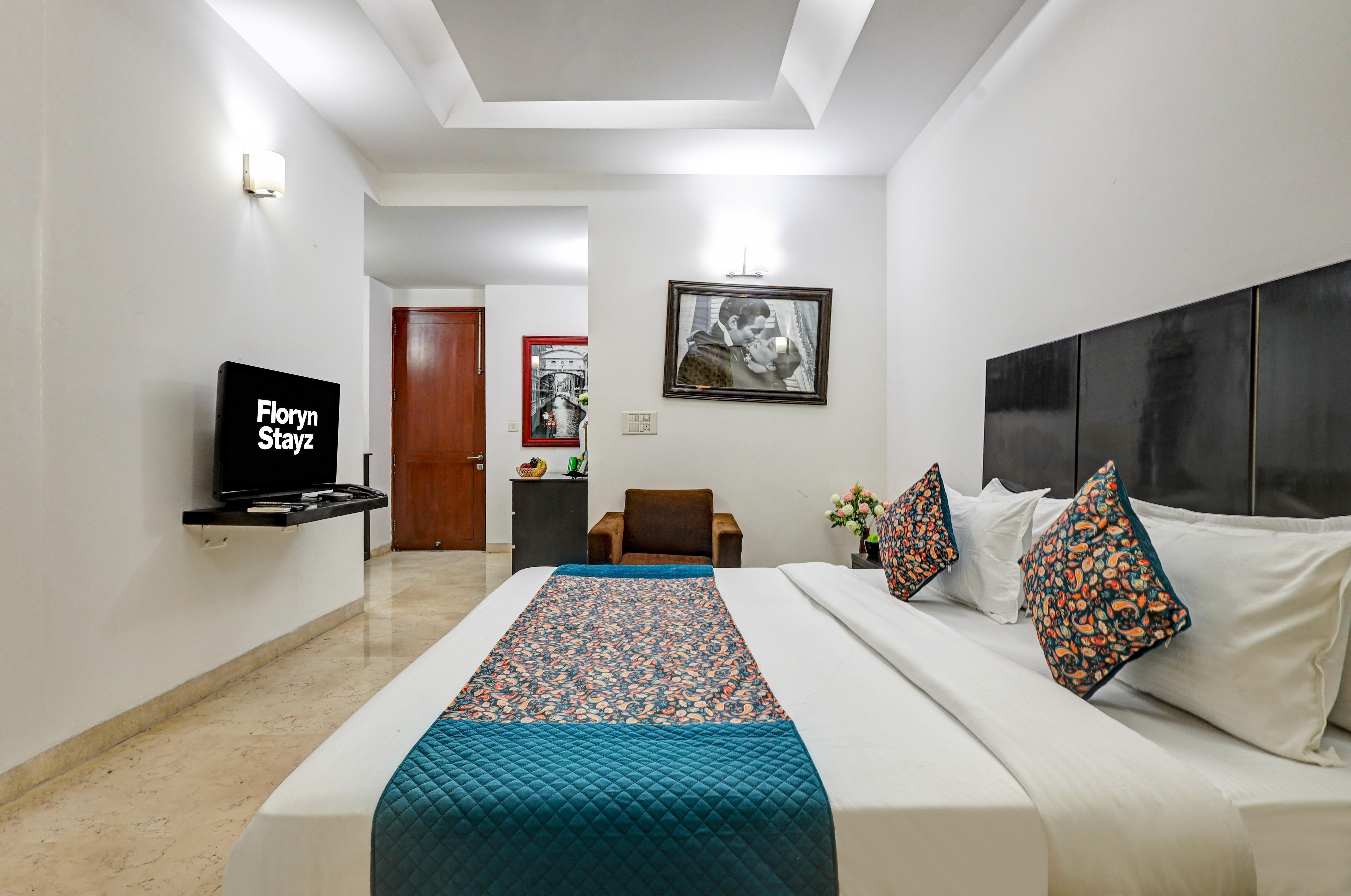 Floryn Stayz-Huda City Centre Room Type - Deluxe Room with Balcony