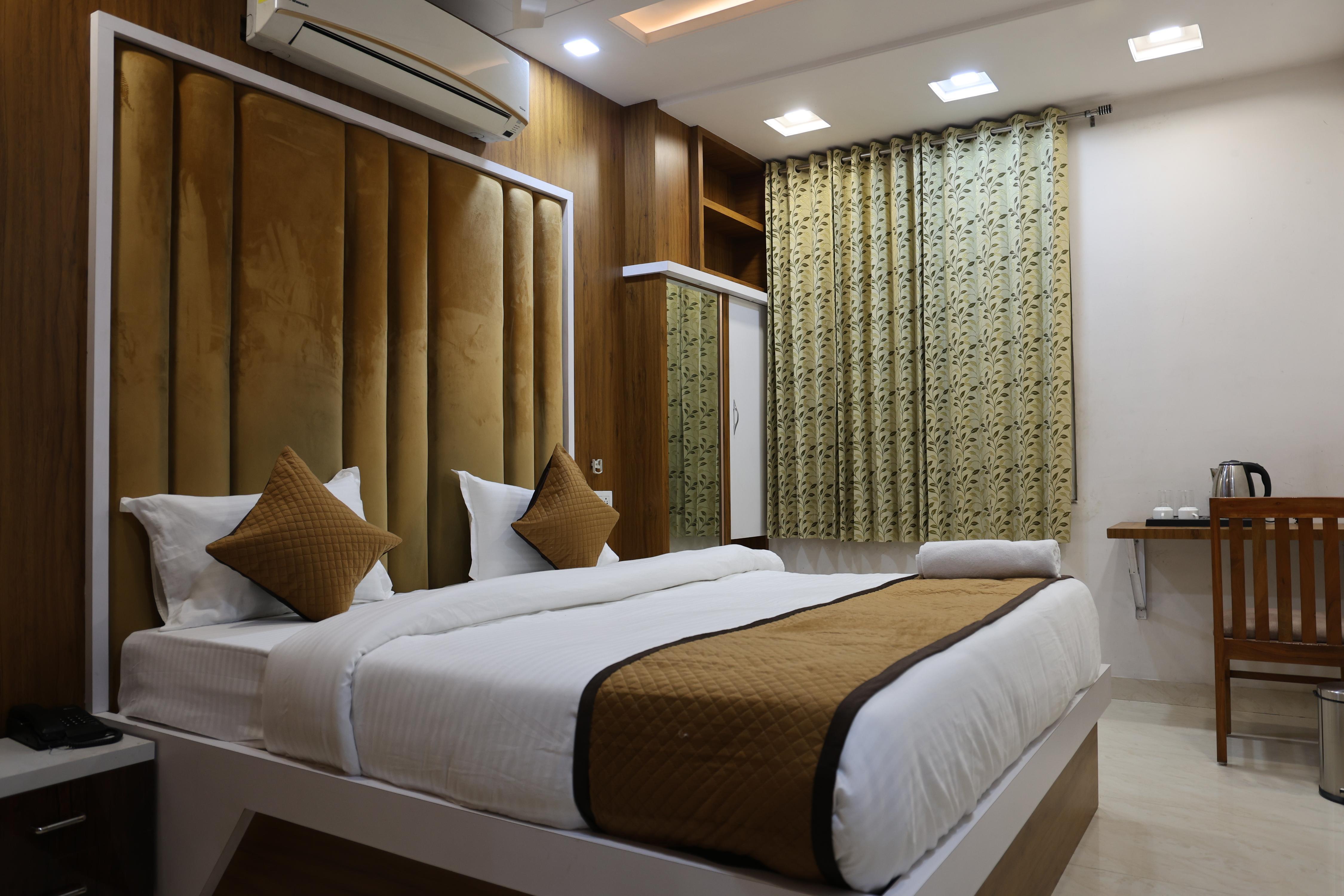 Om Elegance - Tap to explore photos