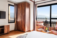 The Neeraj Ganga Rani Mahal With Ganga Ghat Access