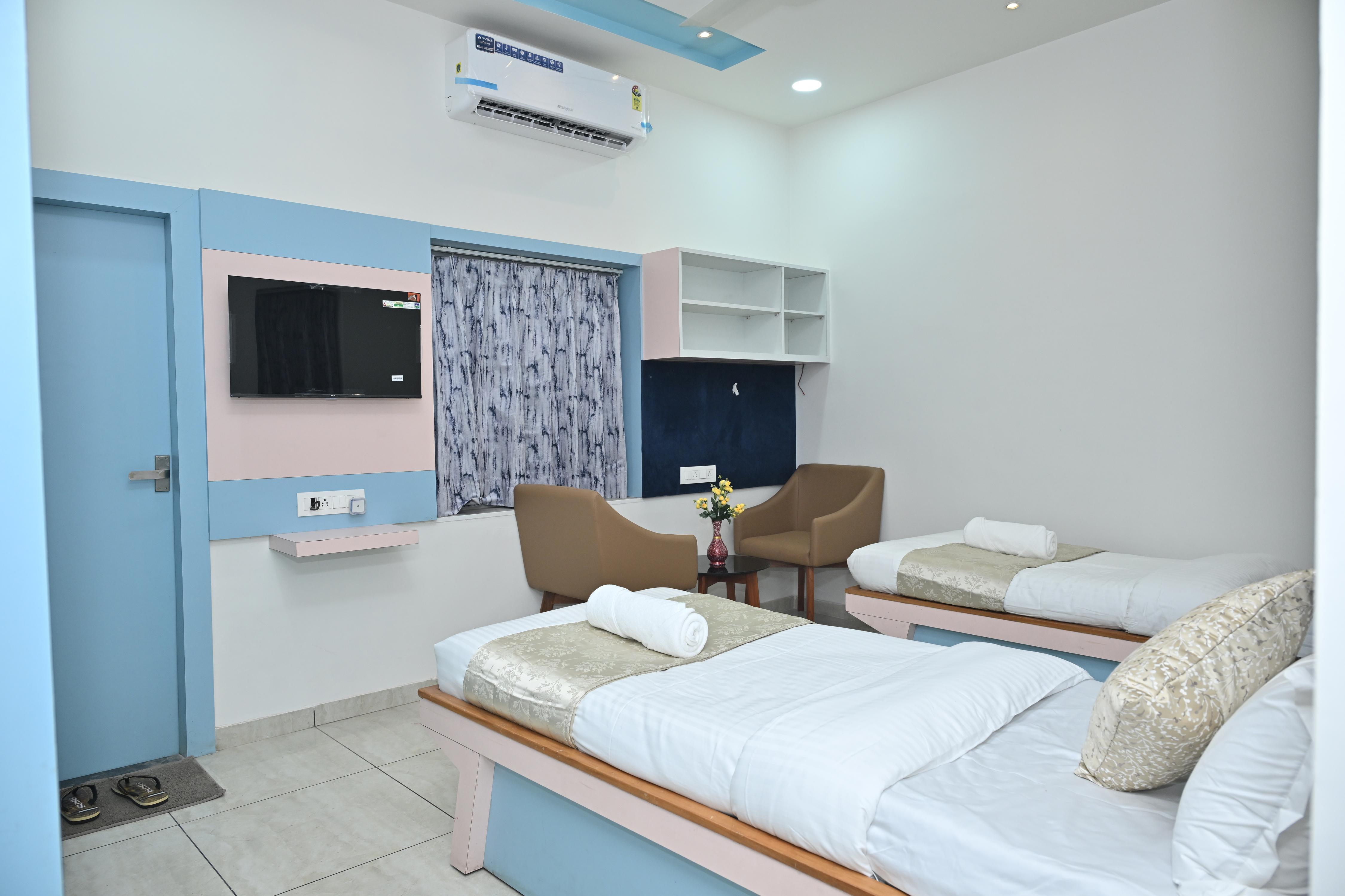 HOTEL SHREE NIWAS INN - Tap to explore photos