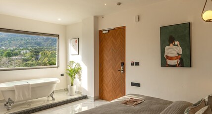 Perfectstayz Premium Aurevva Rajpur Road Room Type - Junior Suite with Bathtub Balcony and Hill View Perfectstayz Premium Aurevva Rajpur Road Room Type - Junior Suite with Bathtub Balcony and Hill View