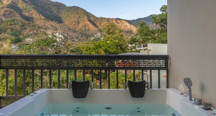 Perfectstayz Premium Aurevva Rajpur Road Room Type - Imperial Jacuzzi Suite with Balcony Perfectstayz Premium Aurevva Rajpur Road Room Type - Imperial Jacuzzi Suite with Balcony