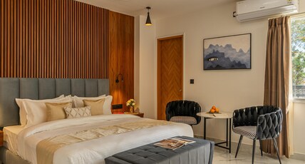 Perfectstayz Premium Aurevva Rajpur Road Room Type - Super Deluxe Room with Balcony and Hill View Perfectstayz Premium Aurevva Rajpur Road Room Type - Super Deluxe Room with Balcony and Hill View