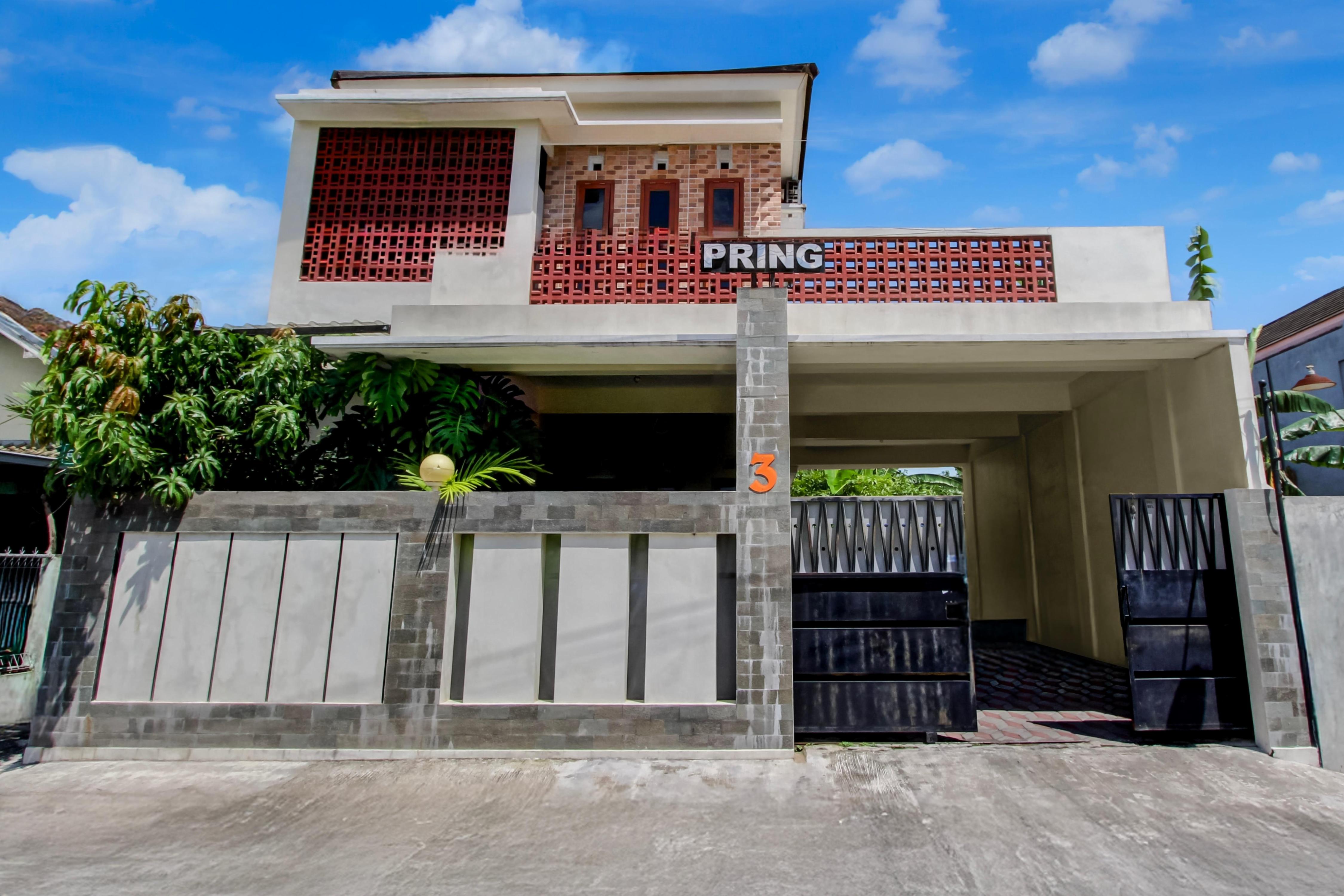 OYO 95088 Homestay Omah Pring - Tap to explore photos