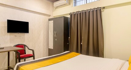 Itsy Hotel Queens Residency (Zoo Road Tiniali) Room Type - Spacious Premium Room Itsy Hotel Queens Residency (Zoo Road Tiniali) Room Type - Spacious Premium Room