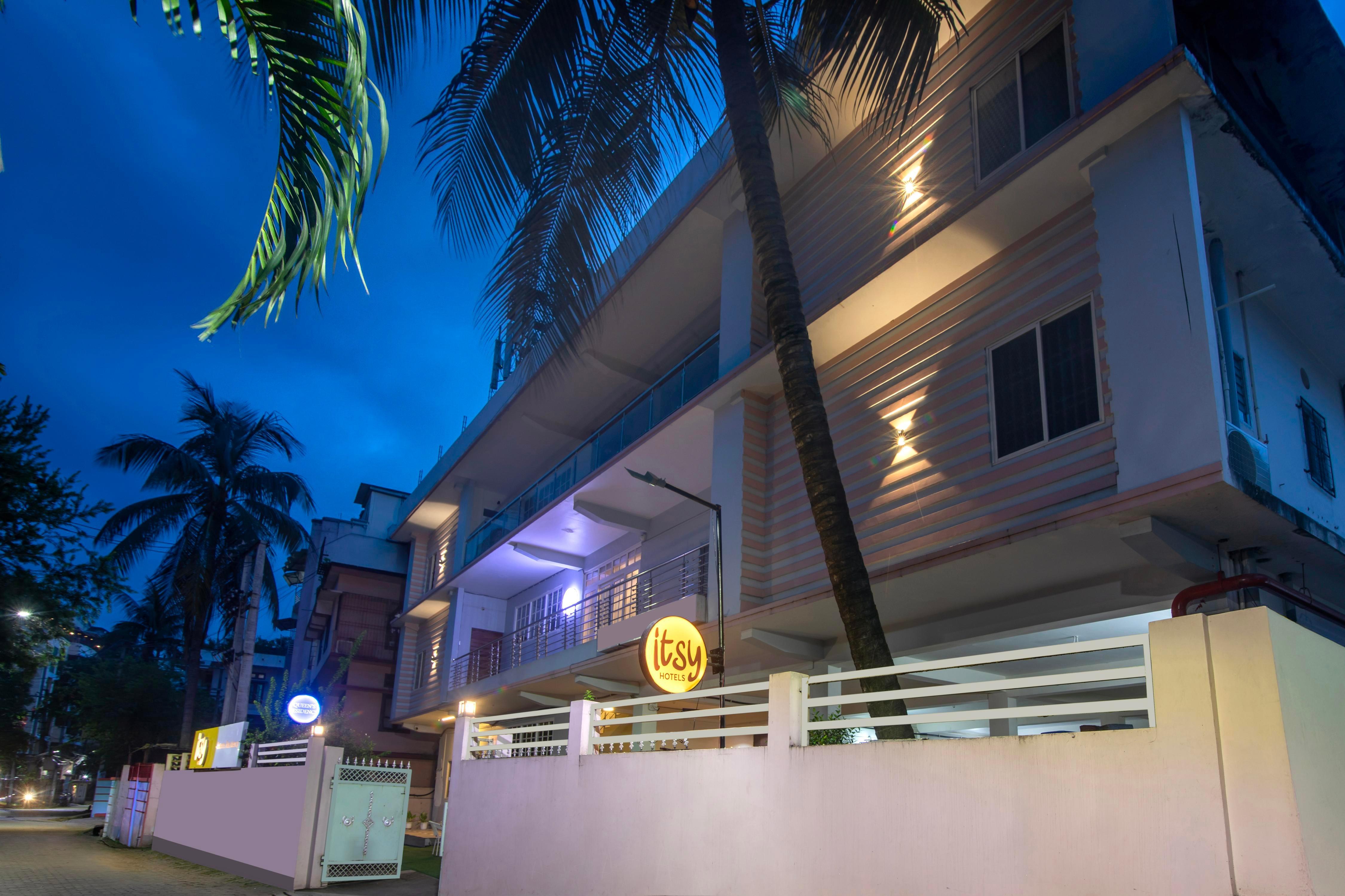 Itsy Hotel Queens Residency (Zoo Road Tiniali) - Tap to explore photos