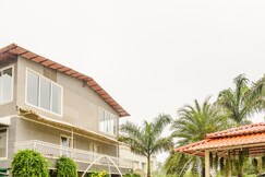 ELIVAAS Signature Moonstone Meadows 1 Suite Room With Shared Pool