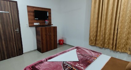 Hotel Shree Govind Dev and Restaurant Room Type - Super Deluxe Room