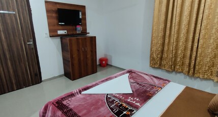 Hotel Shree Govind Dev and Restaurant Room Type - Suite Room