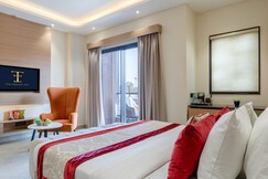 The Embassy Inn - Near Indoor Stadium & Sector 11