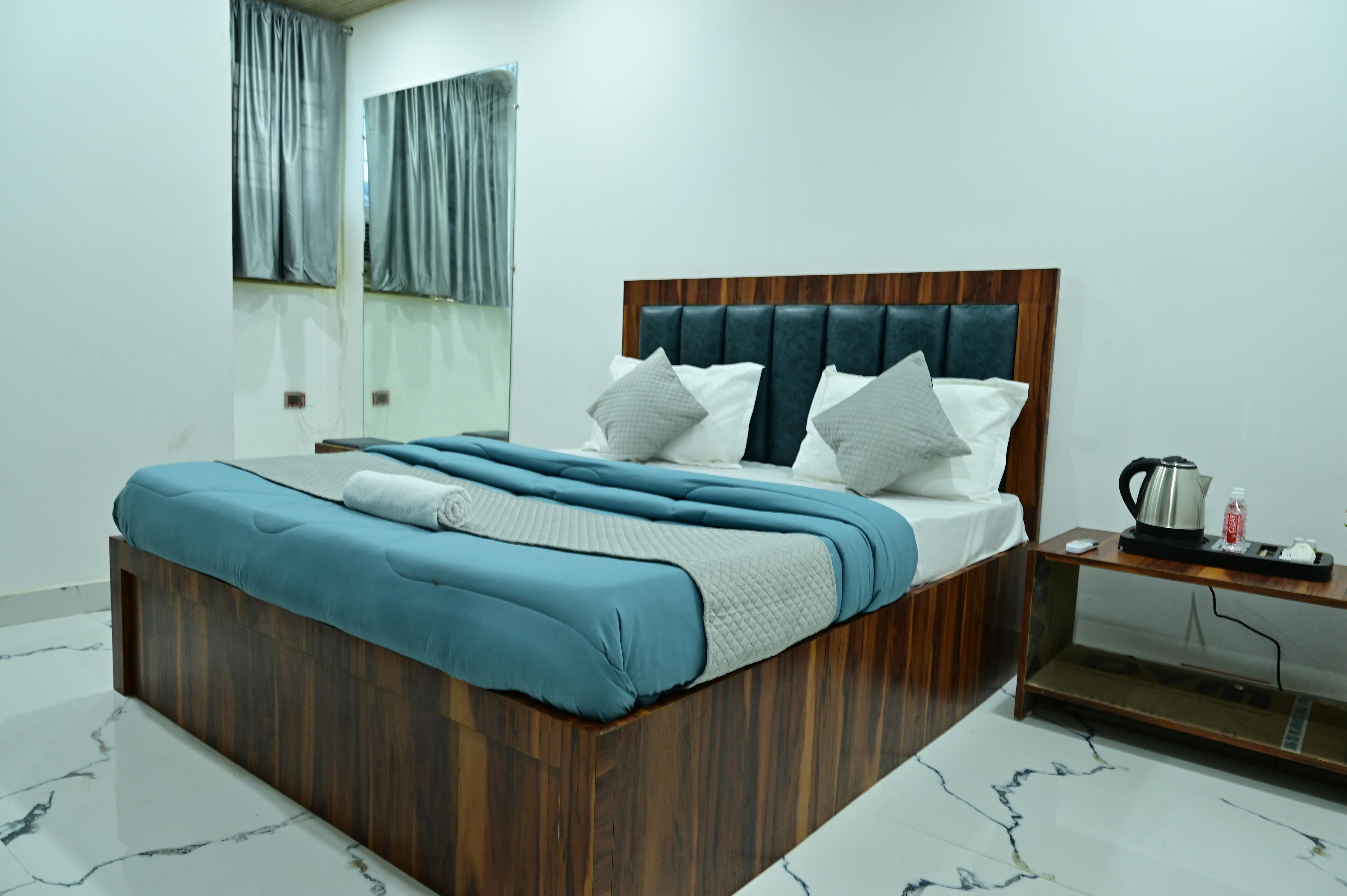 Raj Inn | Lucknow Room Type - Superior Family