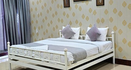 Raj Inn | Lucknow Room Type - Deluxe Queen Suite