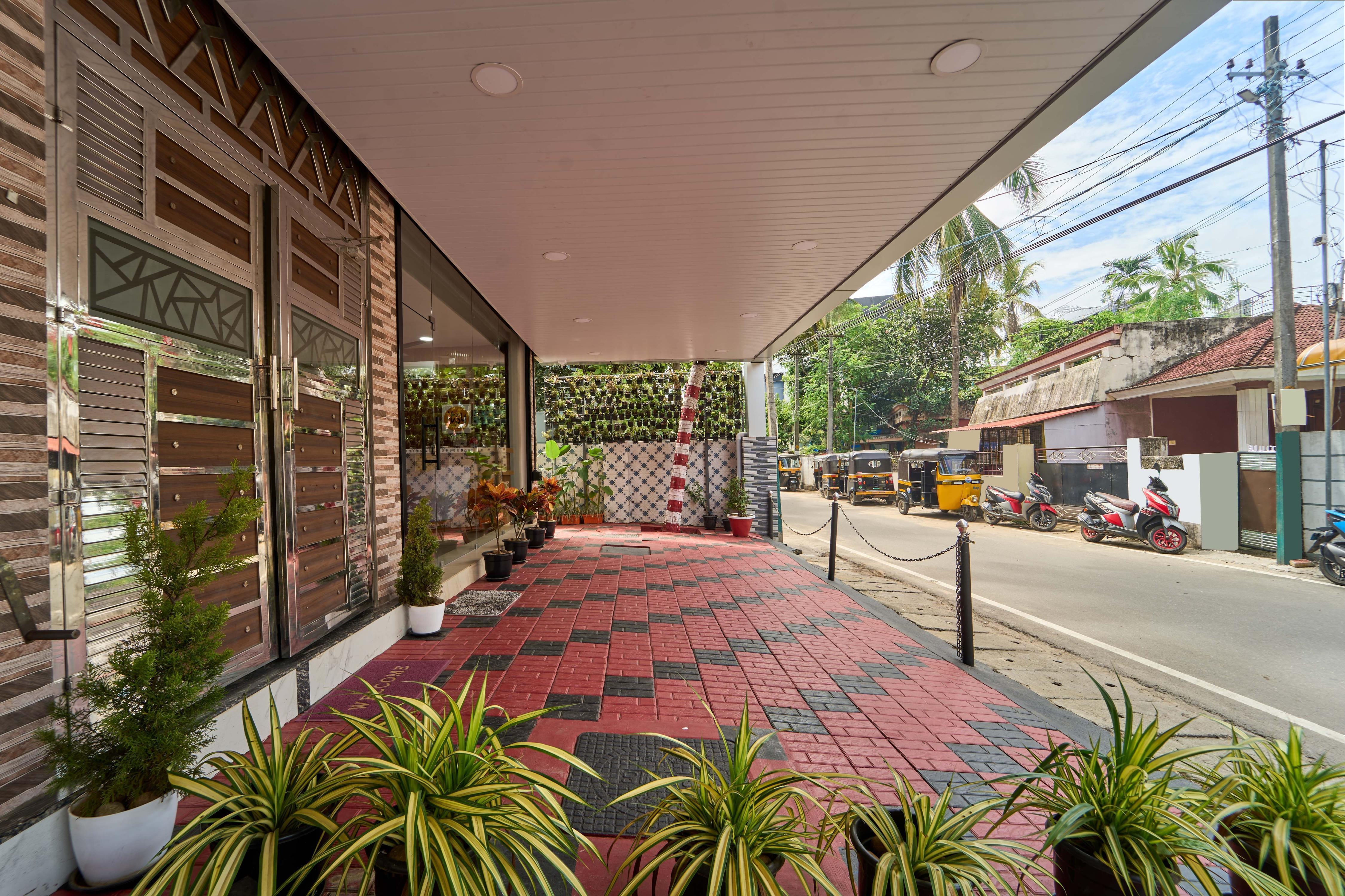 Itsy Hotels Salees Enclave Near Padmanabhaswamy Temple - Tap to explore photos