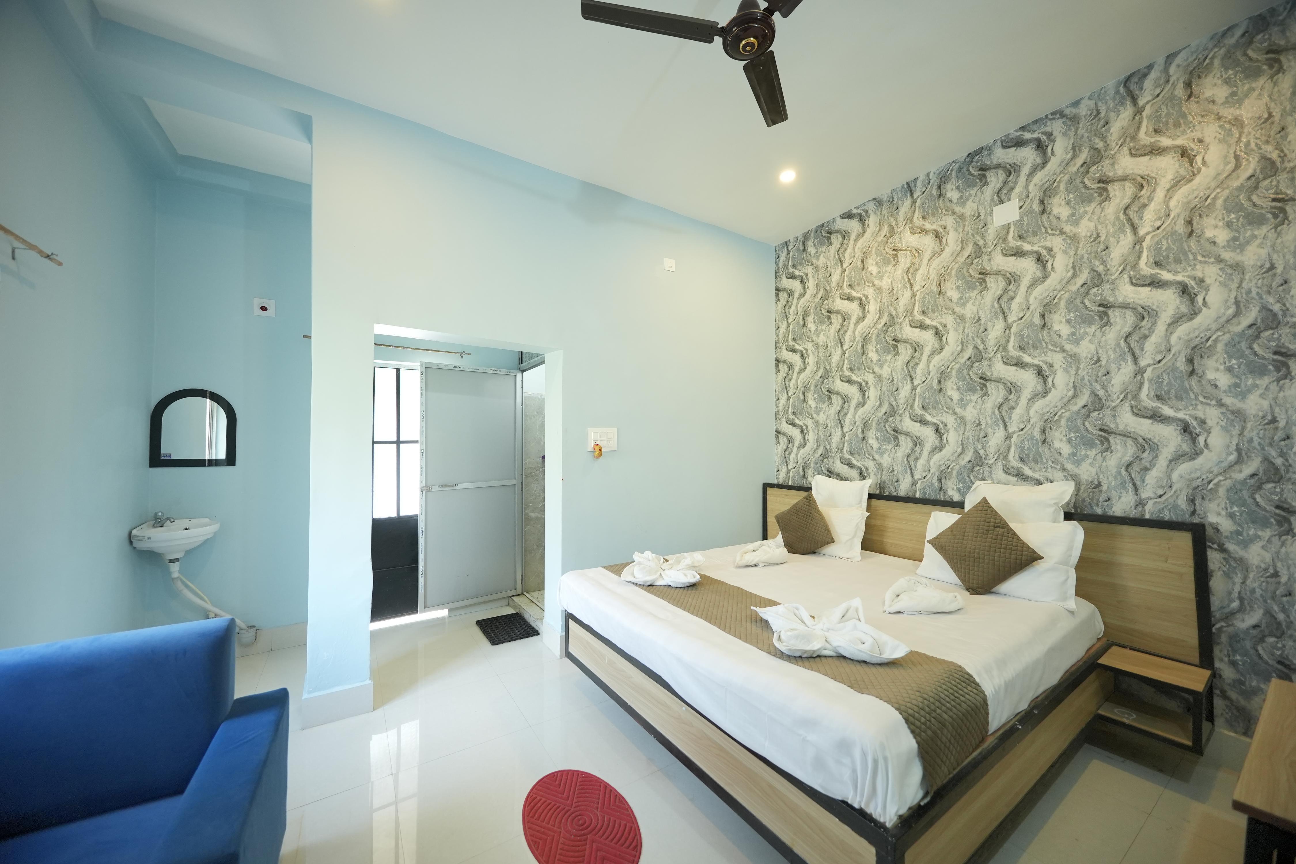 Shakuntala hotel Room Type - Super deluxe room with hill view