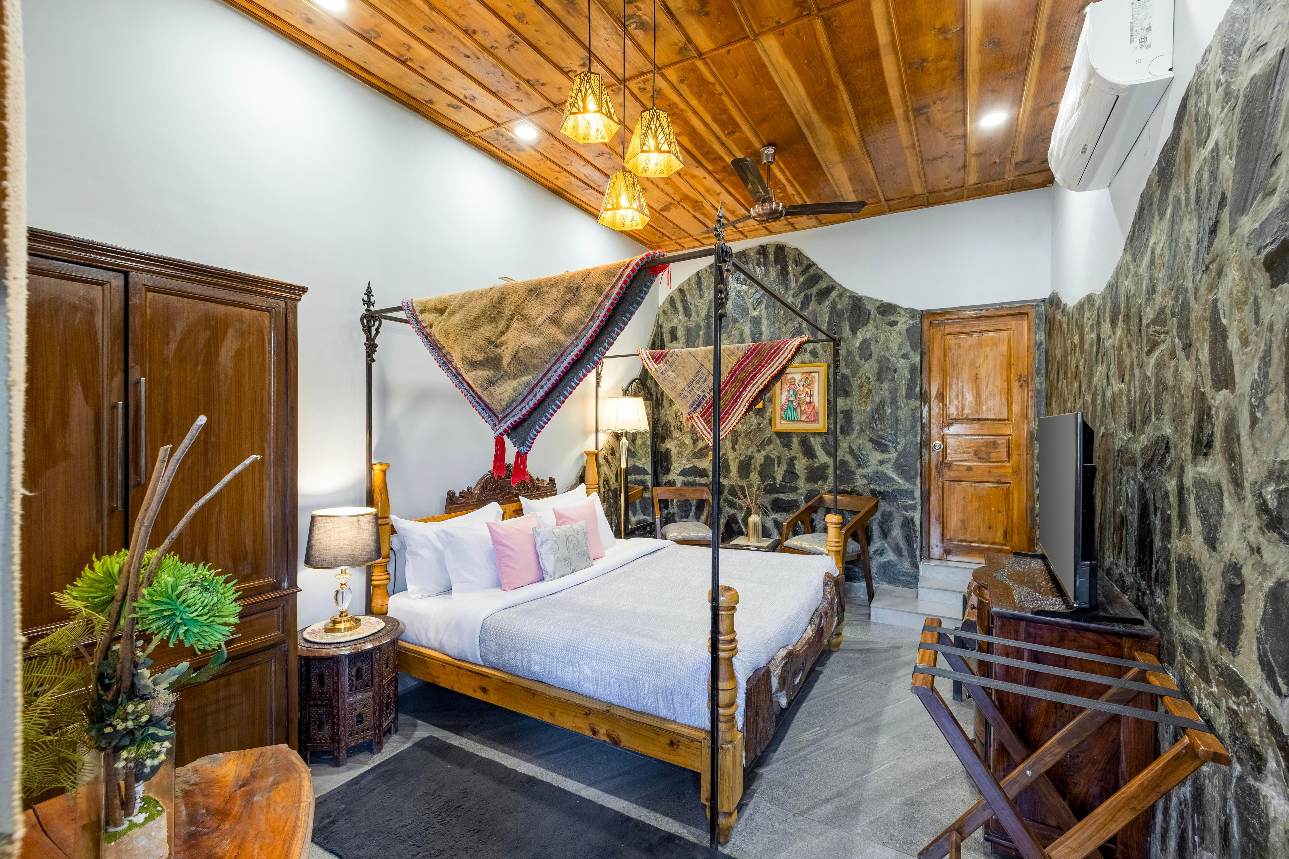 ELIVAAS Zephyr Selora 1 Hill View Room with Common Pool