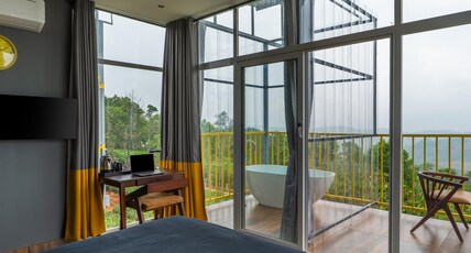 The Hosteller Bam Vagamon Room Type - Superior Double Cottage with Balcony and Bathtub