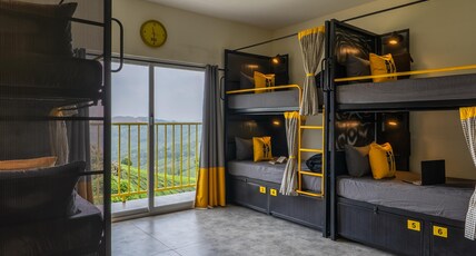The Hosteller Bam Vagamon Room Type - Bed in 6 Bed Mixed Dormitory with Balcony and Garden View