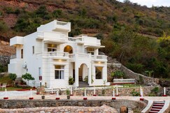 ELIVAAS Signature Mandovar 1 Room Suite with Common Pool & Garden