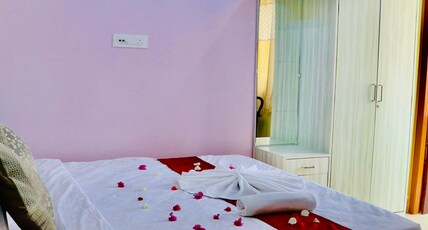 Sky View Guest House & Restaurant Room Type - AC DOUBLE BED DELUXE BALCONY ROOM